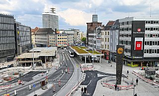 Unten grau, oben grün: Auf dem Jahnplatz ist bisher außer einem Baum kein Grün vorgesehen. Das findet sich aber auf den neuen Bushaltestellen-Dächern. - Barbara Franke Unten grau, oben grün: Auf dem Jahnplatz ist bisher außer einem Baum kein Grün vorgesehen. Das findet sich aber auf den neuen Bushaltestellen-Dächern. - Barbara Franke