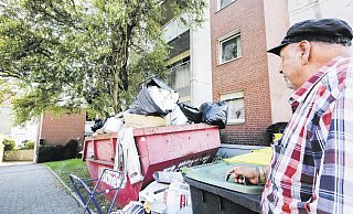 Jasar Ajvazoski zeigt einen von drei Müllcontainern, die an der Hauptstraße monatelang die Ratten angezogen haben. - lahr Jasar Ajvazoski zeigt einen von drei Müllcontainern, die an der Hauptstraße monatelang die Ratten angezogen haben. - lahr