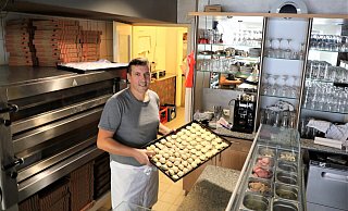 Arslan Slatina – in Warburg besser bekannt als Loni – ist gelernter Bäcker mit viel Erfahrung in der italienischen Küche. - Simone Flörke Arslan Slatina – in Warburg besser bekannt als Loni – ist gelernter Bäcker mit viel Erfahrung in der italienischen Küche. - Simone Flörke