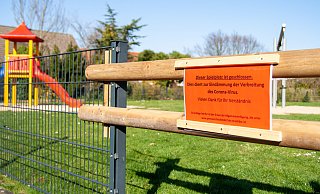 Dieser Spielplatz hier in Bad Holzhausen an der Otto-Hahn-Straße ist gesperrt und mit Holzbrettern abgeriegelt. - Noah Brümmelhorst Dieser Spielplatz hier in Bad Holzhausen an der Otto-Hahn-Straße ist gesperrt und mit Holzbrettern abgeriegelt. - Noah Brümmelhorst