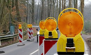 Die Bergstraße soll als Umleitungsstrecke genutzt werden für die Baumaßnahme Bünder Straße. Hier ist die Straße aber in Höhe der Brücke nur einspurig befahrbar. Daher soll nun eine Ampel aufgestellt werden. - Ingrun Waschneck Die Bergstraße soll als Umleitungsstrecke genutzt werden für die Baumaßnahme Bünder Straße. Hier ist die Straße aber in Höhe der Brücke nur einspurig befahrbar. Daher soll nun eine Ampel aufgestellt werden. - Ingrun Waschneck