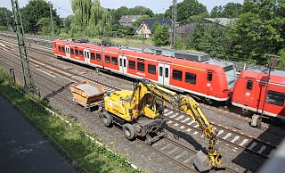 Es wird gearbeitet an und über den Gleisen. - Heidi Froreich Es wird gearbeitet an und über den Gleisen. - Heidi Froreich