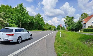 An der B239 gilt Tempo 70 und es herrscht tagtäglich viel Verkehr. Das kann für Radfahrer, die den Mehrzweckstreifen nutzen wollen, gefährlich werden. - Peter Heidbrink An der B239 gilt Tempo 70 und es herrscht tagtäglich viel Verkehr. Das kann für Radfahrer, die den Mehrzweckstreifen nutzen wollen, gefährlich werden. - Peter Heidbrink