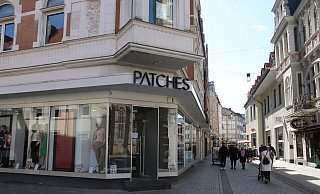 Am Neuen Markt wird der nächste Laden geschlossen. Das Modegeschäft Patches macht im Sommer zu. Gegenüber ist die ehemalige Hensel-Bäckerei und auch das Café Kettler geschlossen. - Susanne Blersch Am Neuen Markt wird der nächste Laden geschlossen. Das Modegeschäft Patches macht im Sommer zu. Gegenüber ist die ehemalige Hensel-Bäckerei und auch das Café Kettler geschlossen. - Susanne Blersch