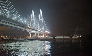 Insgesamt beförderte Universal Transport 2018 zur WM 30 Biertanks mit einem Durchmesser von 5,7 Metern von Belgien ins russische Lipezk. Im Bild passiert die Fracht auf der Newa die Obuchowski-Brücke bei St. Petersburg. - Universal Transport Insgesamt beförderte Universal Transport 2018 zur WM 30 Biertanks mit einem Durchmesser von 5,7 Metern von Belgien ins russische Lipezk. Im Bild passiert die Fracht auf der Newa die Obuchowski-Brücke bei St. Petersburg. - Universal Transport