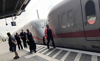 Bei einer Eurobahn (l.) und einem ICE gingen Scheiben zu Bruch. Der ICE auf dem Weg nach Düsseldorf musste damals in Gütersloh aus dem Verkehr genommen werden. - Patrick Menzel Bei einer Eurobahn (l.) und einem ICE gingen Scheiben zu Bruch. Der ICE auf dem Weg nach Düsseldorf musste damals in Gütersloh aus dem Verkehr genommen werden. - Patrick Menzel