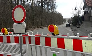 Die Brunnenstraße in Bad Driburg war wegen eines umgestürzten Baumes erneut gesperrt worden. - Burkhard Battran Die Brunnenstraße in Bad Driburg war wegen eines umgestürzten Baumes erneut gesperrt worden. - Burkhard Battran