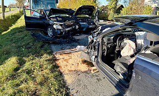 Ein Linienbus und mehrere Pkw sind in einen schweren Unfall bei Salzkotten verwickelt. - Ralph Meyer Ein Linienbus und mehrere Pkw sind in einen schweren Unfall bei Salzkotten verwickelt. - Ralph Meyer
