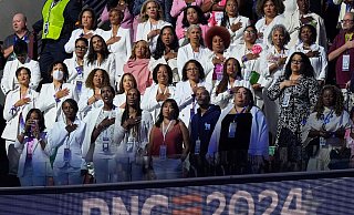Viele Delegierte trugen beim Parteitag weiß - als Symbol für Frauenrechte. - Charles Rex Arbogast/AP Viele Delegierte trugen beim Parteitag weiß - als Symbol für Frauenrechte. - Charles Rex Arbogast/AP