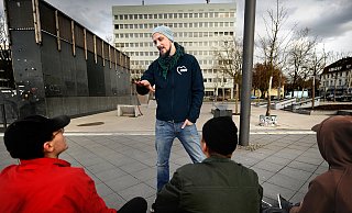 Jetzt sollen drei Streetworker mit den Besuchern am Kesselbrink und an der Tüte Kontakt aufnehmen. Der erste Versuch mit nur einem Streetworker der AWO wurde mangels Erfolgs 2018 beendet. - Symbolfoto: Andreas Frücht Jetzt sollen drei Streetworker mit den Besuchern am Kesselbrink und an der Tüte Kontakt aufnehmen. Der erste Versuch mit nur einem Streetworker der AWO wurde mangels Erfolgs 2018 beendet. - Symbolfoto: Andreas Frücht