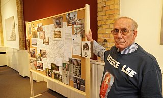 Richard Lee gibt die Hoffnung nicht auf, seine Tochter wiederzusehen. Die Paderborner Ausstellung dokumentiert das Material, was in den vergangenen Jahrzehnten zusammengekommen ist. - Felix Schwien Richard Lee gibt die Hoffnung nicht auf, seine Tochter wiederzusehen. Die Paderborner Ausstellung dokumentiert das Material, was in den vergangenen Jahrzehnten zusammengekommen ist. - Felix Schwien