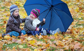 Ferienspaß zwischen dem Herbstlaub: Amy (r.) und Jannik machen es vor. Mit den Tipps der NW-Redaktion gelingen die Herbstferien auch in Gütersloh. - picture-alliance/ dpa Ferienspaß zwischen dem Herbstlaub: Amy (r.) und Jannik machen es vor. Mit den Tipps der NW-Redaktion gelingen die Herbstferien auch in Gütersloh. - picture-alliance/ dpa