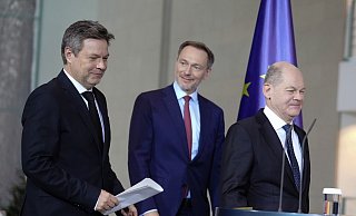 Mit der Einigung, um die Olaf Scholz (SPD) sowie Bundesfinanzminister Christian Lindner (FDP) und Wirtschaftsminister Robert Habeck (Grüne) tagelang gerungen hatten, gibt es fast vier Wochen nach dem Urteil des Bundesverfassungsgerichts eine Lösung der Haushaltskrise. - Kay Nietfeld/dpa Mit der Einigung, um die Olaf Scholz (SPD) sowie Bundesfinanzminister Christian Lindner (FDP) und Wirtschaftsminister Robert Habeck (Grüne) tagelang gerungen hatten, gibt es fast vier Wochen nach dem Urteil des Bundesverfassungsgerichts eine Lösung der Haushaltskrise. - Kay Nietfeld/dpa