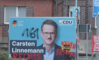 Im Kreis Paderborn wurde Anfang des Jahres ein Wahlplakat der CDU mit linksextremen Parolen und Symbolen beschmiert. Auch bei der anstehenden Kommunalwahl in NRW sind solche Taten laut Sicherheitsbehörden zu erwarten. - Archivbild: Markus Freckmann Im Kreis Paderborn wurde Anfang des Jahres ein Wahlplakat der CDU mit linksextremen Parolen und Symbolen beschmiert. Auch bei der anstehenden Kommunalwahl in NRW sind solche Taten laut Sicherheitsbehörden zu erwarten. - Archivbild: Markus Freckmann
