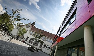 Weil es zu wenig große Klassenräume gibt, könnten am Gymnasium am Markt weitere Container aufgestellt werden. - www.gerald-dunkel.de Weil es zu wenig große Klassenräume gibt, könnten am Gymnasium am Markt weitere Container aufgestellt werden. - www.gerald-dunkel.de