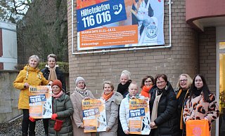 Bereits aufgehängt ist das Großplakat am CVJM-Haus am Marktplatz. Die Soroptimistinnen weisen hier auch auf das Hilfetelefon "Gewalt gegen Frauen" hin. - SI-Club Lübbecker Land Bereits aufgehängt ist das Großplakat am CVJM-Haus am Marktplatz. Die Soroptimistinnen weisen hier auch auf das Hilfetelefon "Gewalt gegen Frauen" hin. - SI-Club Lübbecker Land