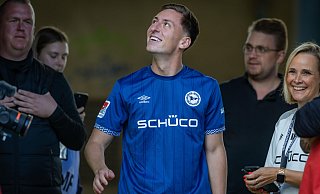 Anlässlich seiner Präsentation in der Schüco-Arena ist Marius Wörl schon mal in das neue Arminia-Trikot geschlüpft. - Sarah Jonek Anlässlich seiner Präsentation in der Schüco-Arena ist Marius Wörl schon mal in das neue Arminia-Trikot geschlüpft. - Sarah Jonek