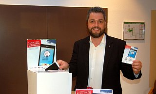 Jugendpfarrer Benjamin Tinz wirbt vor einer der Sammelboxen für die Aktion der Kirche an Heiligabend. - Michael Grundmeier Jugendpfarrer Benjamin Tinz wirbt vor einer der Sammelboxen für die Aktion der Kirche an Heiligabend. - Michael Grundmeier
