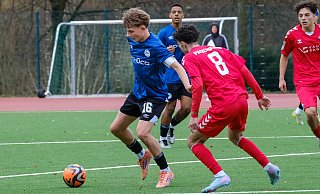 Arminias Kapitän Till Wegener wird in dieser Szene von Paderborns Cihan Agirayak attackiert. - Andreas Zobe Arminias Kapitän Till Wegener wird in dieser Szene von Paderborns Cihan Agirayak attackiert. - Andreas Zobe