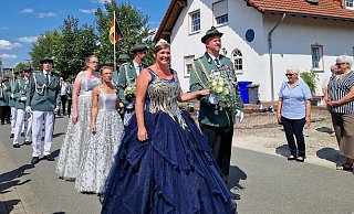 Das Königspaar Tobias Kronenberg und Sandra Scholle hat seine Regentschaft extra um zwei Jahre verlängert. - Katharina Maria Grote Das Königspaar Tobias Kronenberg und Sandra Scholle hat seine Regentschaft extra um zwei Jahre verlängert. - Katharina Maria Grote