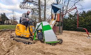 Meter für Meter gräbt sich das Spezialgerät mit Projetkleiter Henk Hazeleger durch die Sandkiste und entfernt Zigarettenkippen, Papier, Steine und Hundekot. Übrig bleibt frischer Spielsand für die Kinder. - Felix Brenneke Meter für Meter gräbt sich das Spezialgerät mit Projetkleiter Henk Hazeleger durch die Sandkiste und entfernt Zigarettenkippen, Papier, Steine und Hundekot. Übrig bleibt frischer Spielsand für die Kinder. - Felix Brenneke