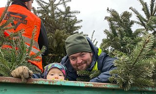 Sie halfen bei der Weihnachtsbaumaktion des CVJM Lübbecke im vergangenen Jahr: Fynn Hornig und Papa Sven. - CVJM Lübbecke Sie halfen bei der Weihnachtsbaumaktion des CVJM Lübbecke im vergangenen Jahr: Fynn Hornig und Papa Sven. - CVJM Lübbecke