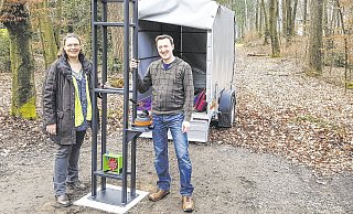 Wassersäule: Katrin Temmen und Peter Keller von der Universität Paderborn bauen die erste Station auf. - lgs Wassersäule: Katrin Temmen und Peter Keller von der Universität Paderborn bauen die erste Station auf. - lgs