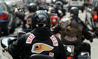 Rockergruppen wie die Hells Angels sorgen immer wieder für Schlagzeilen. Mittlerweile dürfen sie in Deutschland ihre Logos und Symbole nicht mehr öffentlich tragen. - picture alliance / dpa Rockergruppen wie die Hells Angels sorgen immer wieder für Schlagzeilen. Mittlerweile dürfen sie in Deutschland ihre Logos und Symbole nicht mehr öffentlich tragen. - picture alliance / dpa