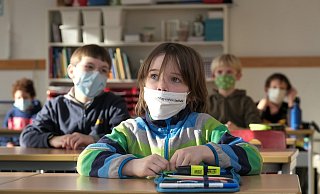 Auch Lian (9, vorne) und seine Mitschüler aus der 4a der Stapenhorstschule lernen jetzt wieder in der Schule - und müssen Masken jetzt auch am Platz tragen. - Foto: Andreas Zobe/NW Auch Lian (9, vorne) und seine Mitschüler aus der 4a der Stapenhorstschule lernen jetzt wieder in der Schule - und müssen Masken jetzt auch am Platz tragen. - Foto: Andreas Zobe/NW