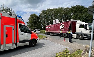 In Rettungswagen transportierte den verletzten Fahrer umgehend in ein Krankenhaus. Die Schützenstraße in Versmold im Kreis Gütersloh war für die Unfallaufnahme gesperrt. - Thorsten Heß In Rettungswagen transportierte den verletzten Fahrer umgehend in ein Krankenhaus. Die Schützenstraße in Versmold im Kreis Gütersloh war für die Unfallaufnahme gesperrt. - Thorsten Heß