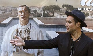 Jude Law vor einem Plakat mit sich als Papst Pius XIII. in der Serie «The Young Pope». (Archivbild) - picture alliance / dpa Jude Law vor einem Plakat mit sich als Papst Pius XIII. in der Serie «The Young Pope». (Archivbild) - picture alliance / dpa