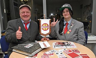 Wollen mit der „Partei" in den Kreistag und vielleicht sogar in den Steinhagener Rat: Glenn Krüger und Lena Horstmann haben den Redaktionstisch gekapert und gleich reichlich Material für ihre pressewirksamen Aktionen mitgebracht. - Jonas Damme Wollen mit der „Partei" in den Kreistag und vielleicht sogar in den Steinhagener Rat: Glenn Krüger und Lena Horstmann haben den Redaktionstisch gekapert und gleich reichlich Material für ihre pressewirksamen Aktionen mitgebracht. - Jonas Damme