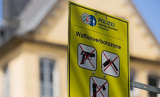 Schilder wie dieses (hier in Düsseldorf) weisen künftig in Bielefeld auf die Waffenverbotszone hin. - dpa Schilder wie dieses (hier in Düsseldorf) weisen künftig in Bielefeld auf die Waffenverbotszone hin. - dpa