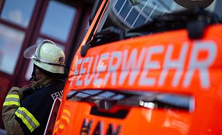 In der Nacht zu Samstag rückte die Feuerwehr Hövelhof zu einem Brand bei den Geha-Möbelwerken aus. (Symbolbild) - Marijan Murat/dpa In der Nacht zu Samstag rückte die Feuerwehr Hövelhof zu einem Brand bei den Geha-Möbelwerken aus. (Symbolbild) - Marijan Murat/dpa