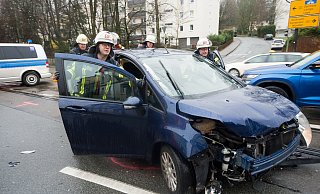 Der Fahrer des Ford B-Max wurde verletzt und musste ins Krankenhaus gebracht werden. - Christian Mathiesen Der Fahrer des Ford B-Max wurde verletzt und musste ins Krankenhaus gebracht werden. - Christian Mathiesen