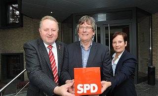 Der damalige SPD-Stadtverbandsvorsitzende Torsten Kuhlmann (l.) und die damalige Fraktionsvorsitzende Dorothee Brandt hatten im Oktober 2019 Udo Högemeier als Bürgermeister-Kandidat der SPD Rahden vorgestellt. Högemeier scheiterte klar bei der Bürgermeisterwahl 2020 und war von 2020 bis 2025 Fraktionsvorsitzender der SPD im Rahdener Rat. - Archiv Joern Spreen-Ledebur Der damalige SPD-Stadtverbandsvorsitzende Torsten Kuhlmann (l.) und die damalige Fraktionsvorsitzende Dorothee Brandt hatten im Oktober 2019 Udo Högemeier als Bürgermeister-Kandidat der SPD Rahden vorgestellt. Högemeier scheiterte klar bei der Bürgermeisterwahl 2020 und war von 2020 bis 2025 Fraktionsvorsitzender der SPD im Rahdener Rat. - Archiv Joern Spreen-Ledebur