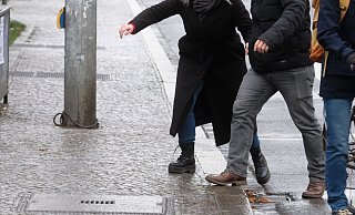 Fußgänger überqueren eine gefrorene Straße. - picture alliance/dpa/dpa-Zentralbild Fußgänger überqueren eine gefrorene Straße. - picture alliance/dpa/dpa-Zentralbild