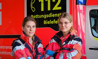 Lara-Marie Simmel und Lisa Ernst befinden sich im zweiten Jahr ihrer Ausbildung und fahren regelmäßig Einsätze. - Andreas Zobe Lara-Marie Simmel und Lisa Ernst befinden sich im zweiten Jahr ihrer Ausbildung und fahren regelmäßig Einsätze. - Andreas Zobe