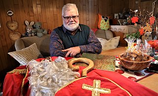 Uwe Ahlemeyer ist seit 25 Jahren als heiliger Nikolaus unterwegs. Nach fünf Jahren mit geliehenem Umhang und Bischofsmütze hat er sich diese selbst zugelegt. Und der hölzerne Bischofsstab ist selbst geschnitzt. - Simone Flörke Uwe Ahlemeyer ist seit 25 Jahren als heiliger Nikolaus unterwegs. Nach fünf Jahren mit geliehenem Umhang und Bischofsmütze hat er sich diese selbst zugelegt. Und der hölzerne Bischofsstab ist selbst geschnitzt. - Simone Flörke