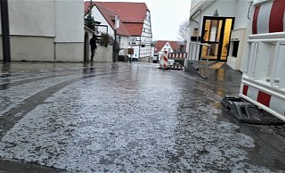 Die Straße und Gehwege sind am Montagmorgen - wie auf diesem Bild aus Warburg gut zu sehen - wegen Glatteis spiegelglatt. - Simone Flörke Die Straße und Gehwege sind am Montagmorgen - wie auf diesem Bild aus Warburg gut zu sehen - wegen Glatteis spiegelglatt. - Simone Flörke