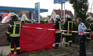 Sichtschutz gegen mögliche Gaffer, die einen Blick auf die Verletzten werfen wollen - Frank Hartmann Sichtschutz gegen mögliche Gaffer, die einen Blick auf die Verletzten werfen wollen - Frank Hartmann