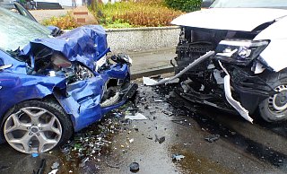 Die beiden Fahrzeuge stießen in der Ortsdurchfahrt frontal zuzsammen. - Polizei Minden-Lübbecke Die beiden Fahrzeuge stießen in der Ortsdurchfahrt frontal zuzsammen. - Polizei Minden-Lübbecke