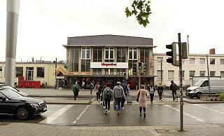 Noch führt der Weg zu den Schienen durch die Reisenden durch den alten Hauptbahnhof. Doch bald wird er abgerissen. - Viktoria Bartsch Noch führt der Weg zu den Schienen durch die Reisenden durch den alten Hauptbahnhof. Doch bald wird er abgerissen. - Viktoria Bartsch