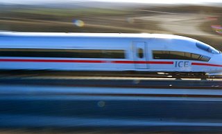 Mit einer Höchstgeschwindigkeit von 300 Stundenkilometern sollen ICE-Züge der Bahn künftig womöglich auf einer neuen Strecke durch OWL fahren. - Verwendung weltweit Mit einer Höchstgeschwindigkeit von 300 Stundenkilometern sollen ICE-Züge der Bahn künftig womöglich auf einer neuen Strecke durch OWL fahren. - Verwendung weltweit