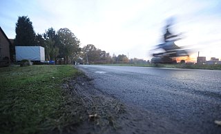 Stellerloh ist nicht die breiteste Straße. Begegnen sich zwei Fahrzeuge, dann weichen sie auf die Bankette aus. Spuren der Reifen sind an vielen Stellen zu sehen. - Joern Spreen-Ledebur Stellerloh ist nicht die breiteste Straße. Begegnen sich zwei Fahrzeuge, dann weichen sie auf die Bankette aus. Spuren der Reifen sind an vielen Stellen zu sehen. - Joern Spreen-Ledebur