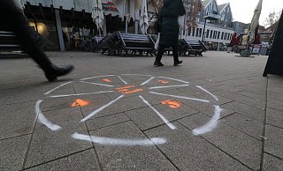 Eines der aufgesprühten Symbole auf dem Pflaster vor dem Schmeckwerk in Höxter. - Simone Flörke Eines der aufgesprühten Symbole auf dem Pflaster vor dem Schmeckwerk in Höxter. - Simone Flörke