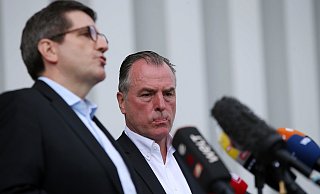 Clemens Tönnies (rechts) soll von einem TV-Team bis auf sein Privatgrundstück verfolgt worden sein. - Patrick Menzel Clemens Tönnies (rechts) soll von einem TV-Team bis auf sein Privatgrundstück verfolgt worden sein. - Patrick Menzel