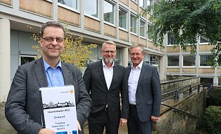 Beigeordneter und Kämmerer Markus Tempelmann hält einen Teil des Haushaltsplanentwurfs in den Händen. Er und Thomas Mönikes, Leiter des Amtes für Finanzen, sowie Bürgermeister Michael Dreier präsentieren die Kernaussagen des Zahlenwerks. - Mareike Gröneweg Beigeordneter und Kämmerer Markus Tempelmann hält einen Teil des Haushaltsplanentwurfs in den Händen. Er und Thomas Mönikes, Leiter des Amtes für Finanzen, sowie Bürgermeister Michael Dreier präsentieren die Kernaussagen des Zahlenwerks. - Mareike Gröneweg