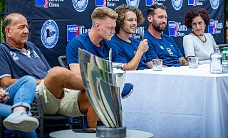 Im Schein des Pokals: Markus Mitterhofer, Bürgermeister von Kiens (v. l.), Leon Schneider, Mael Corboz, Mitch Kniat und die Chefin des Tourismusvereins, Maria Theresia Gruber. - Sarah Jonek Im Schein des Pokals: Markus Mitterhofer, Bürgermeister von Kiens (v. l.), Leon Schneider, Mael Corboz, Mitch Kniat und die Chefin des Tourismusvereins, Maria Theresia Gruber. - Sarah Jonek