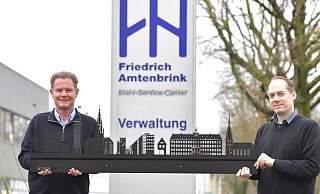 Die Verantwortlichen des Stahl-Service-Centers Friedrich Amtenbrink um den Geschäftsführenden Gesellschafter Stefan Döring (links) und Mitarbeiter Olaf Goldbecker präsentieren die Gütersloher Skyline. - sport/presse/foto Dünhölter Die Verantwortlichen des Stahl-Service-Centers Friedrich Amtenbrink um den Geschäftsführenden Gesellschafter Stefan Döring (links) und Mitarbeiter Olaf Goldbecker präsentieren die Gütersloher Skyline. - sport/presse/foto Dünhölter
